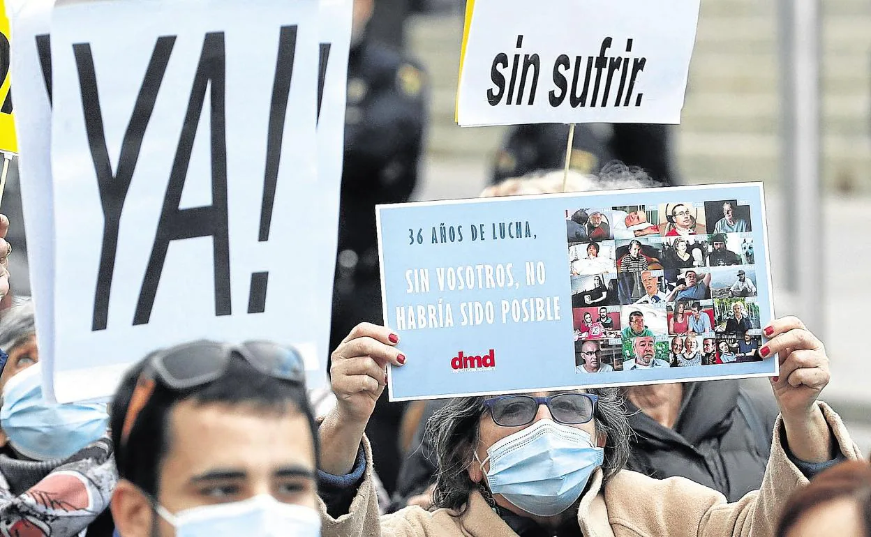 Foto de archivo de una concentración delante del Congreso de los Diputados a favor de la ley de la eutanasia. 