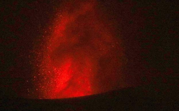 Imagen tomada la noche de este jueves que prueban la intensa actividad del volcán. 