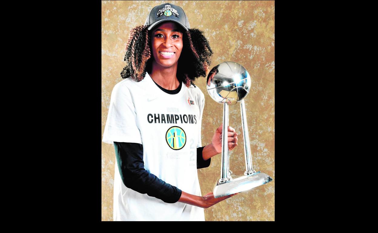 La canterana del SPAR Gran Canaria Astou Ndour posa con el trofeo de esta edición de la WNBA. 