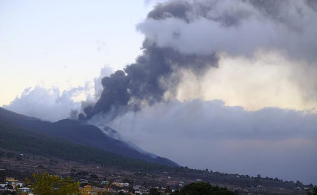 Imagen del volcán de La Palma tomada la tarde de este domingo. 
