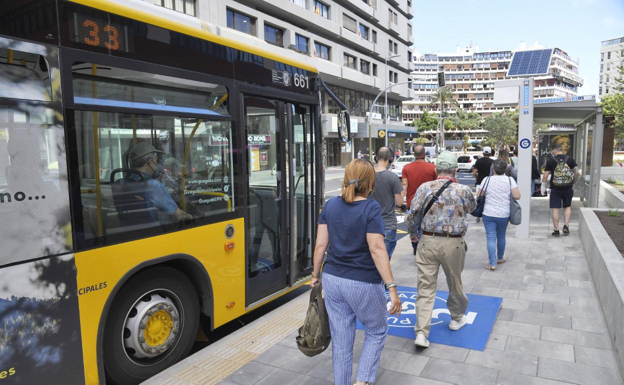 Imagen de archivo de una para de Guaguas Municipales en la ciudad. 
