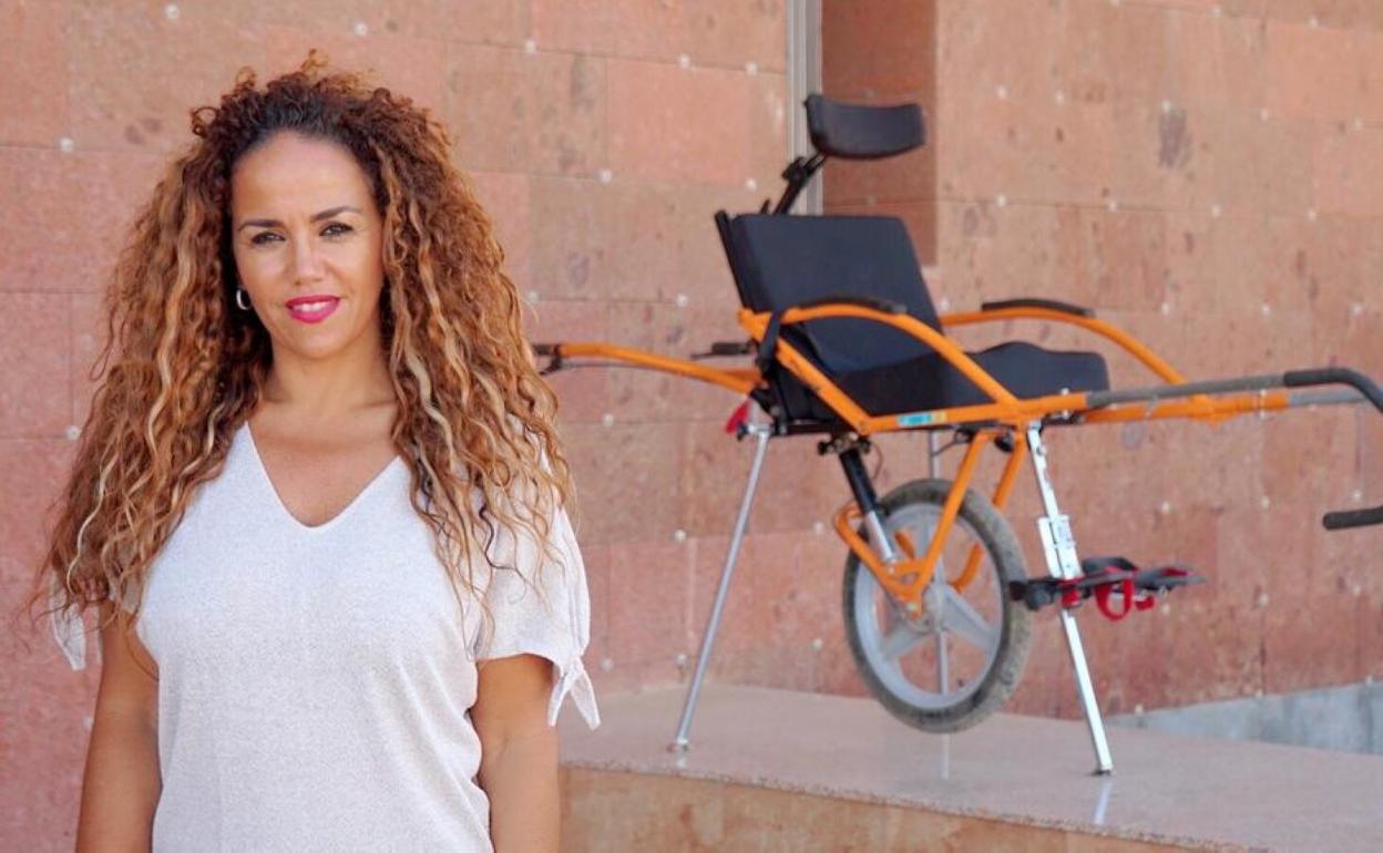 Carmen Alonso, consejera de Accesibilidad, con una silla joelëtte. 