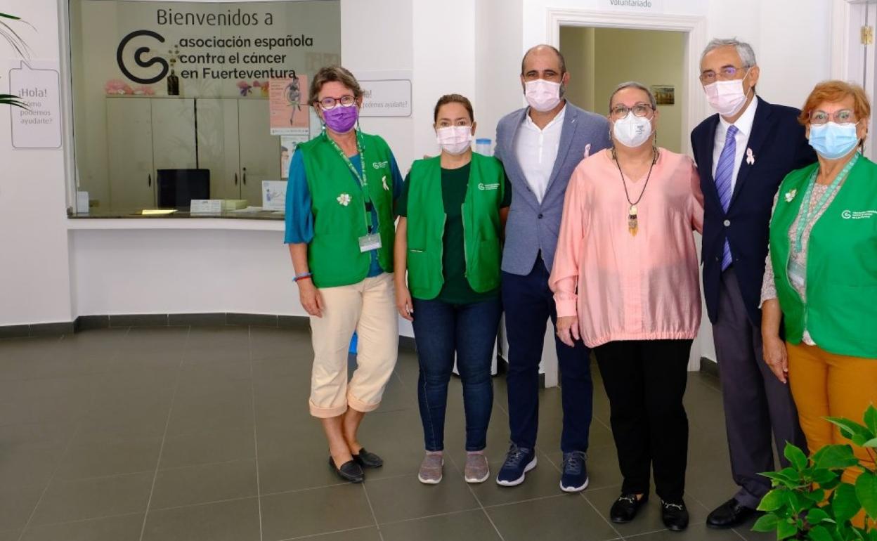 Isabel Laucirica, presidenta insular de la AECC, y Fernando Fraile, presidente regional, entre otros, en la nueva sede. 