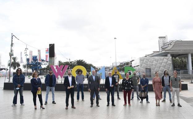 Los representantes de las instituciones públicas que patrocinan posan con la organizadora, Dania Dévora, y con algunos de los artistas que abren hoy el festival. 