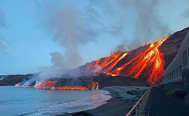 La lava sigue alimentando la colada que alcanzó el mar en Los Guirres