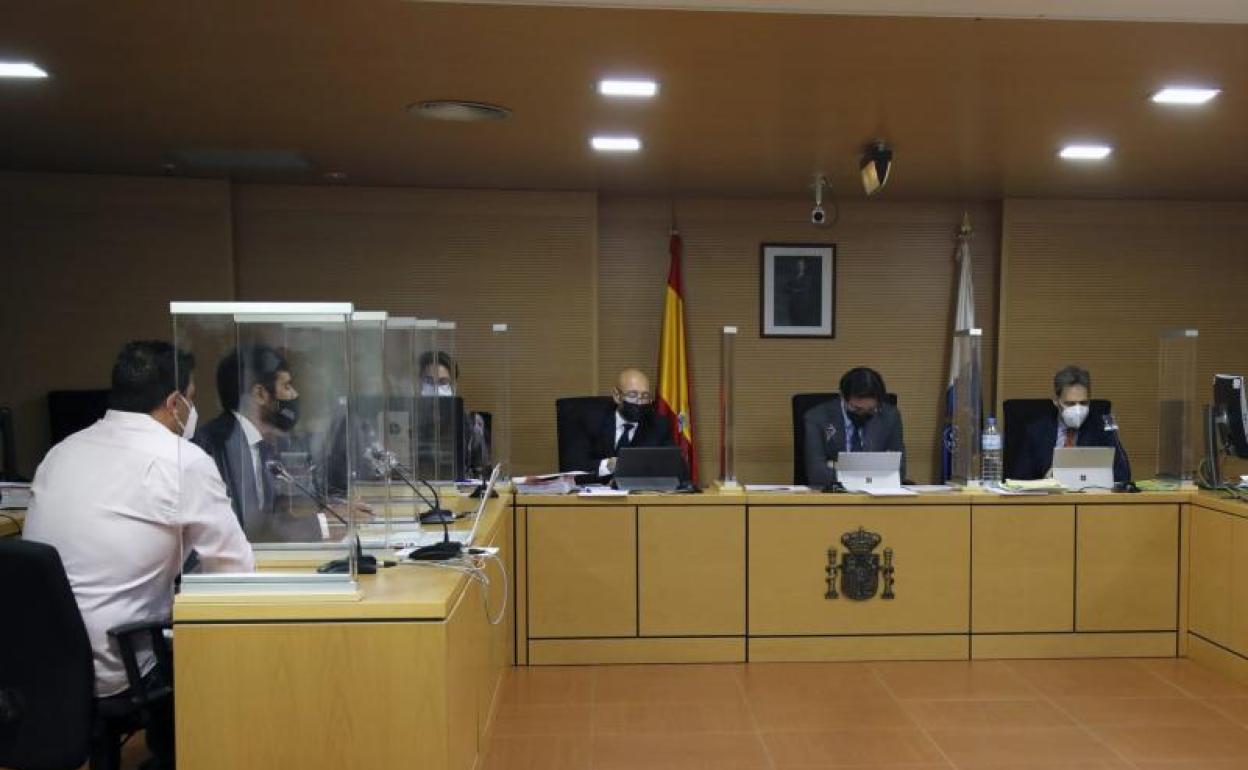 Vista ayer en el Palacio de Justicia de Arrecife, con el acusado a la izquierda de la imagen. 