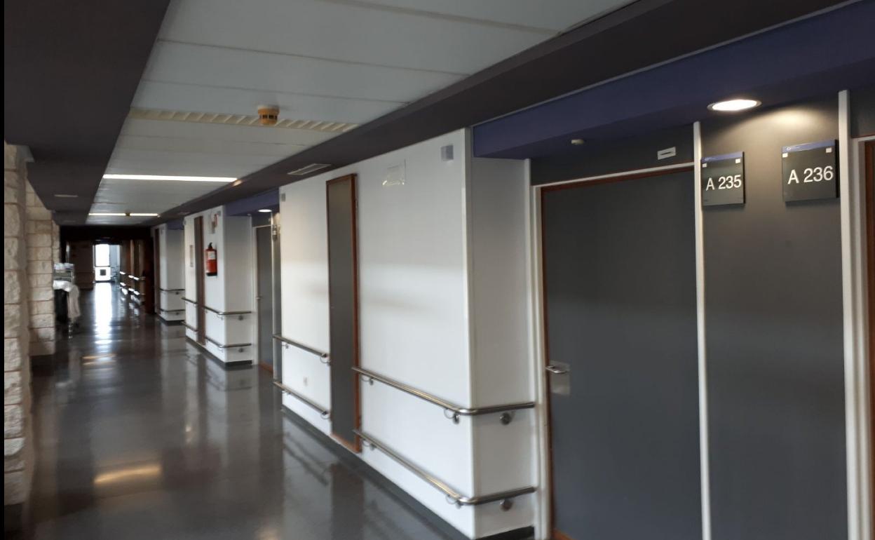 Imagen de uno de los pasillos del Negrín en el ala A del hospital, zona en la que estuvieron ingresados una veintena de ancianos con alta en 2018. 
