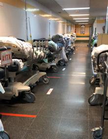 Imagen secundaria 2 - El colapso de pacientes en los pasillos lleva al límite al servicio de Urgencias del Insular