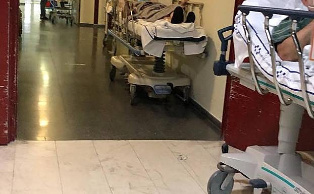 Imagen principal - El colapso de pacientes en los pasillos lleva al límite al servicio de Urgencias del Insular