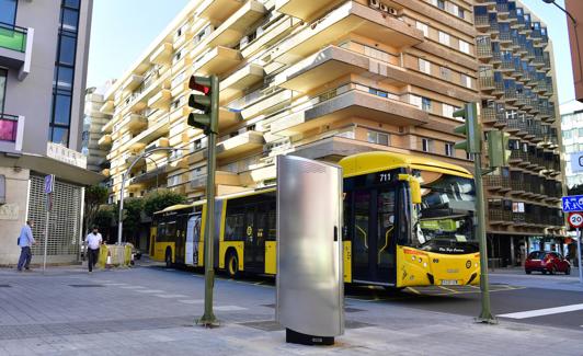 Una guagua pasa por la calle Galicia. 