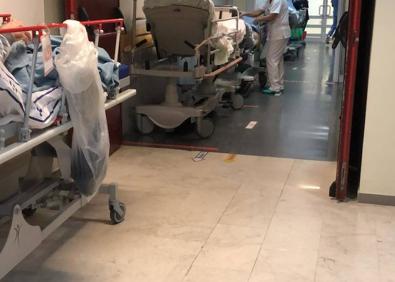 Imagen secundaria 1 - El colapso de pacientes en los pasillos lleva al límite al servicio de Urgencias del Insular