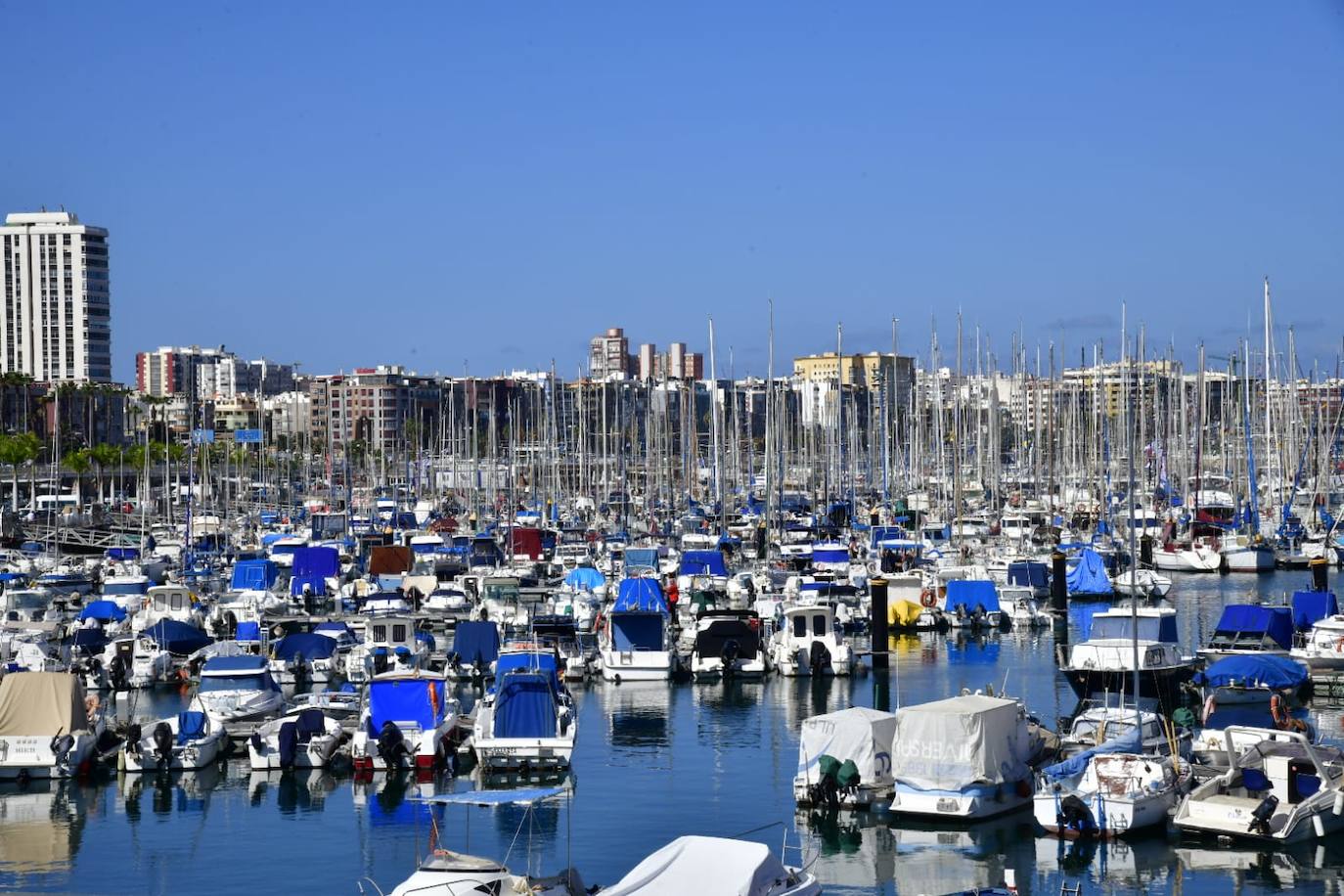 Una pareja, a la llegada de las primeras embarcaciones. 