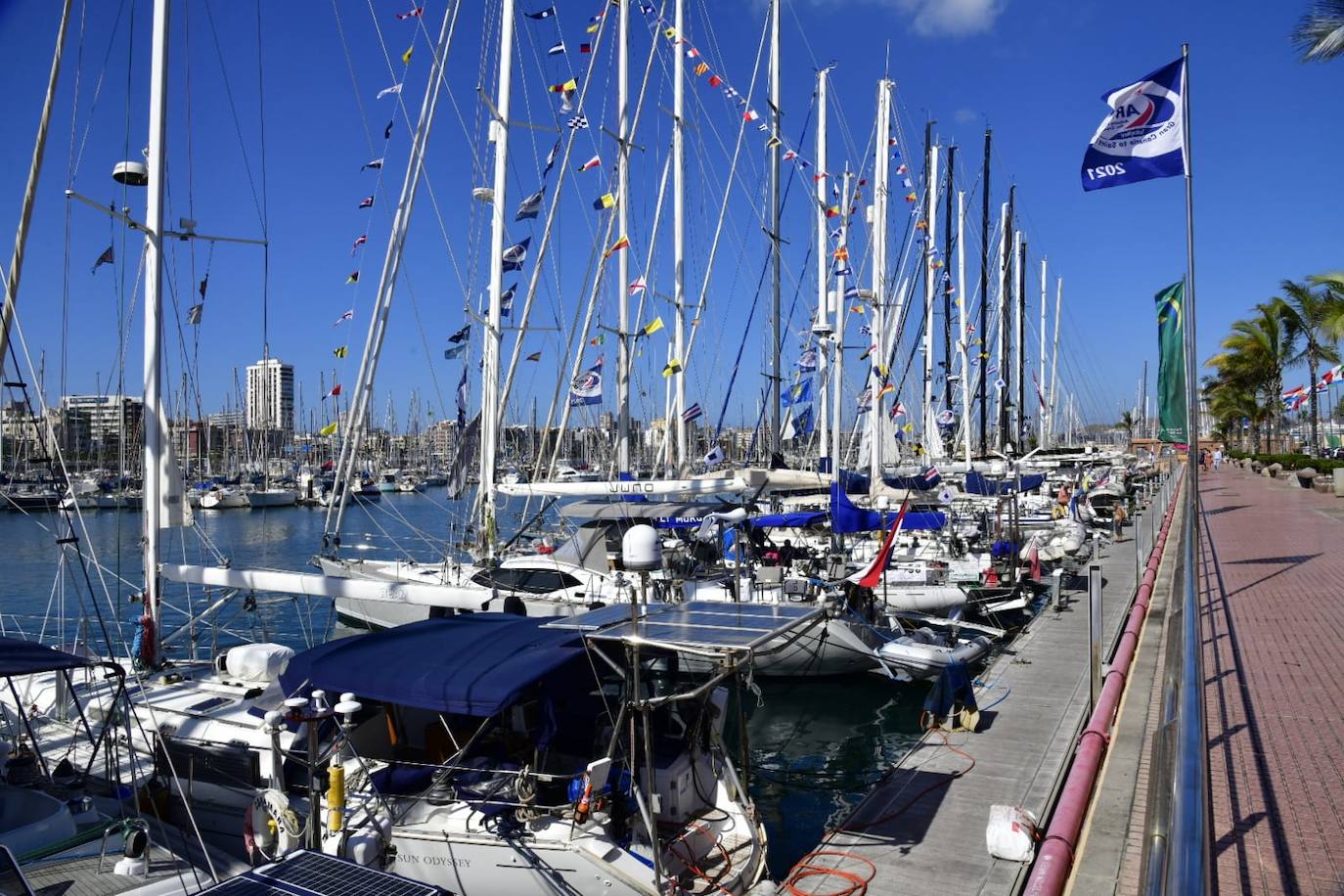 Una pareja, a la llegada de las primeras embarcaciones. 