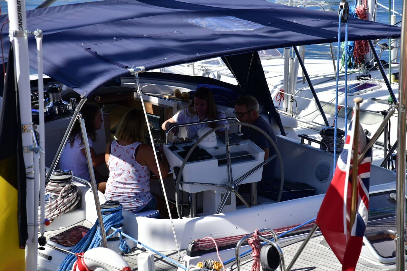 Una pareja, a la llegada de las primeras embarcaciones. 