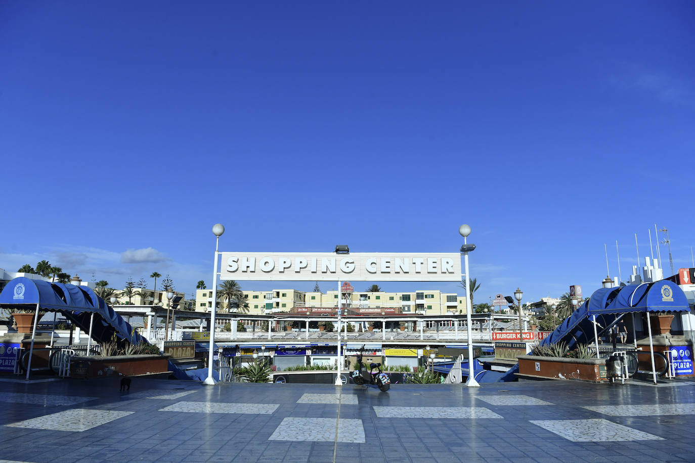 Fotos: Pelea entre jóvenes en el Centro Comercial Plaza en Playa del Inglés
