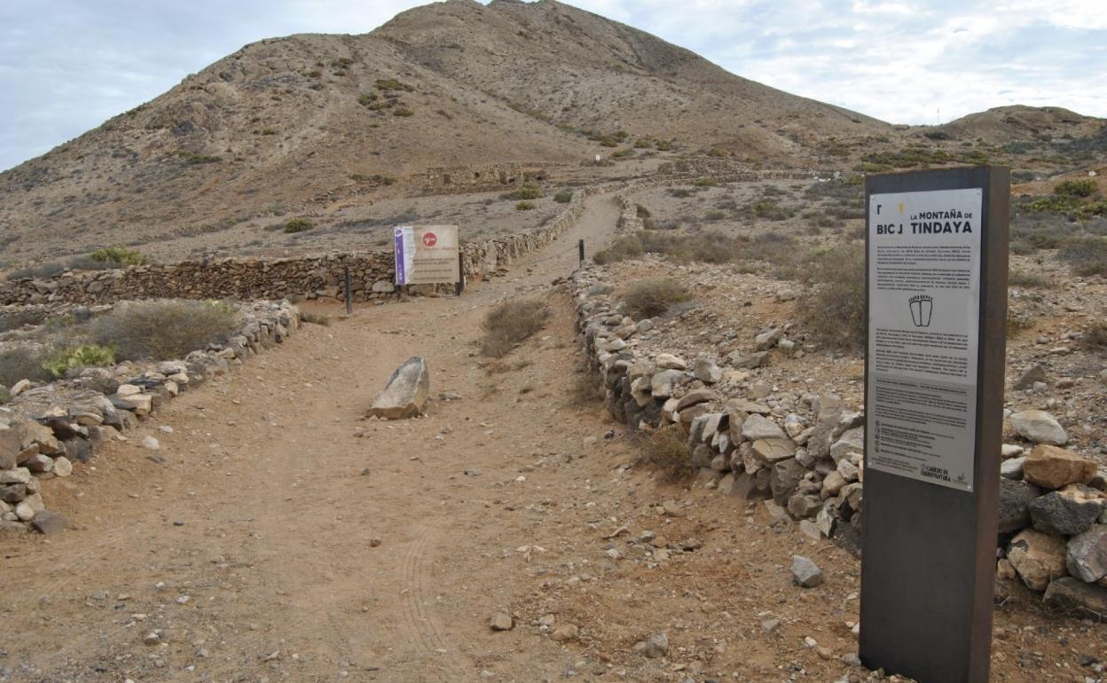 Cartel informativo en el acceso a la montaña situada en el municipio de La Oliva. 