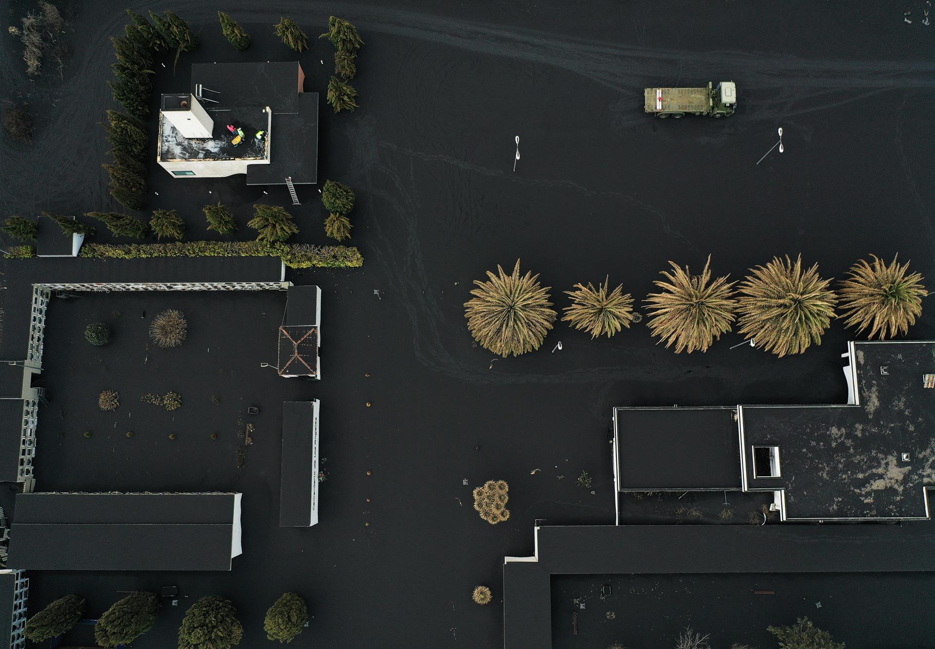 Vista añerea de varias casas sepultadas por las cenizas. 