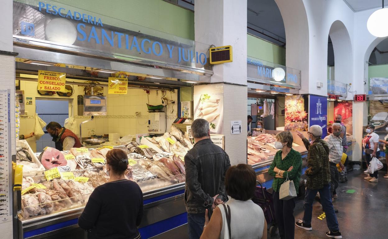 Puesto de venta de pescado en un mercado de la capital grancanaria. 