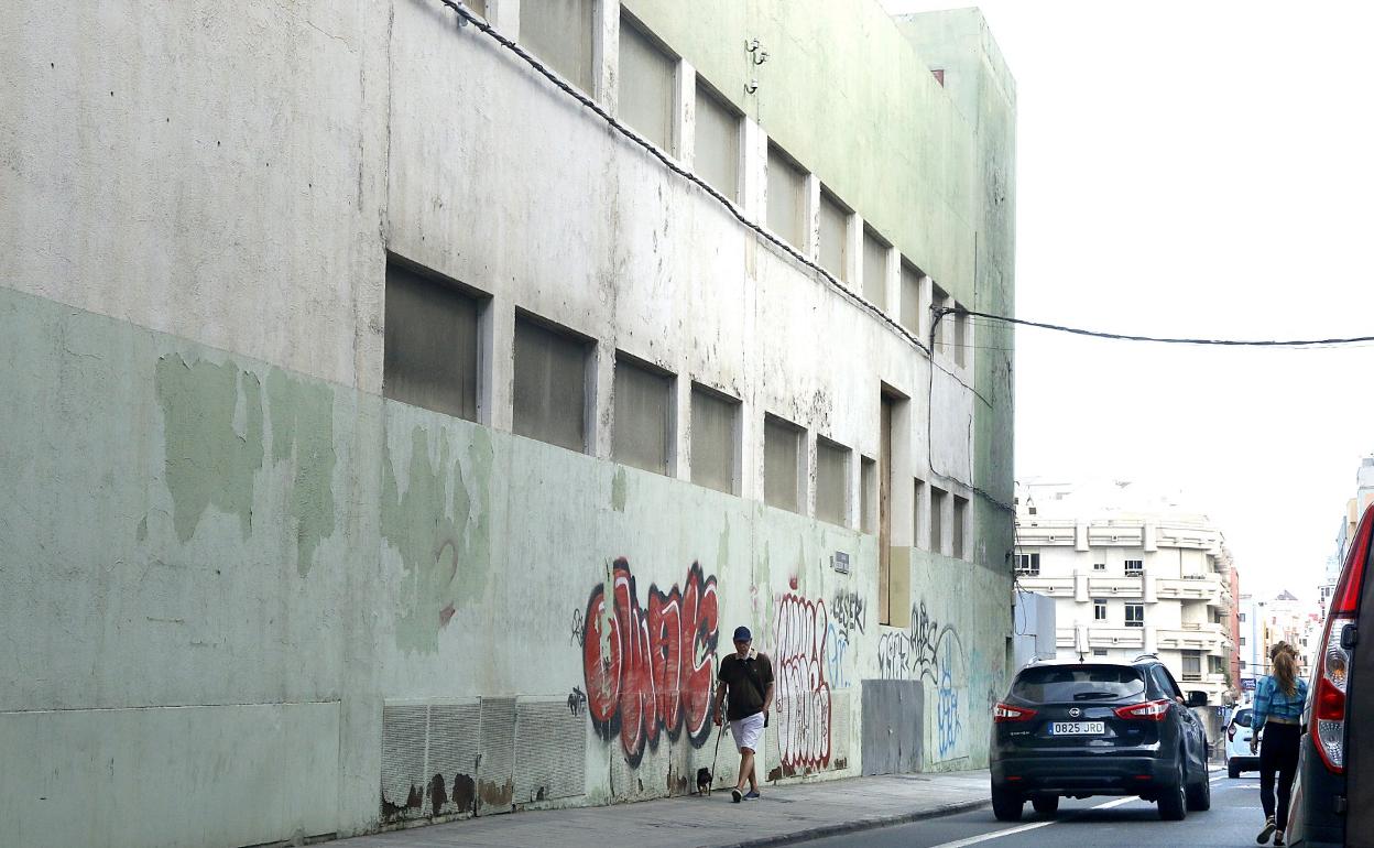 Imagen de archivo del edificio que ocupa la subestación eléctrica en la calle Secretario Padilla. 