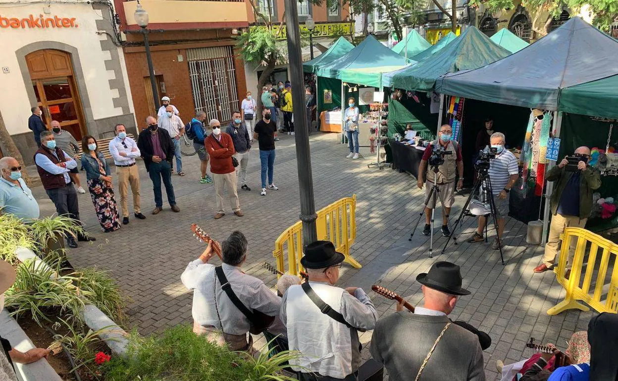 Un momento de la inauguración de la feria de artesanía, algo más animada. 