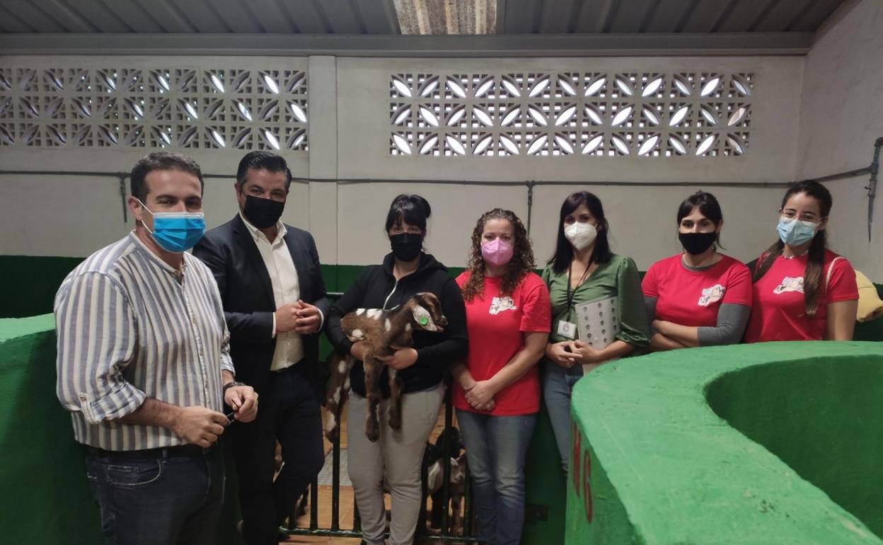 David de Vera, Taishet Fuentes y miembros de Fecama, con un baifo certficado como de raza autóctona.