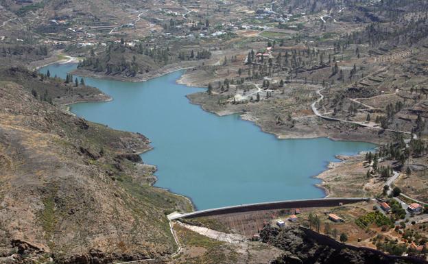 Vista de la presa de Chira, el vaso superior de la central hidroeléctrica. 