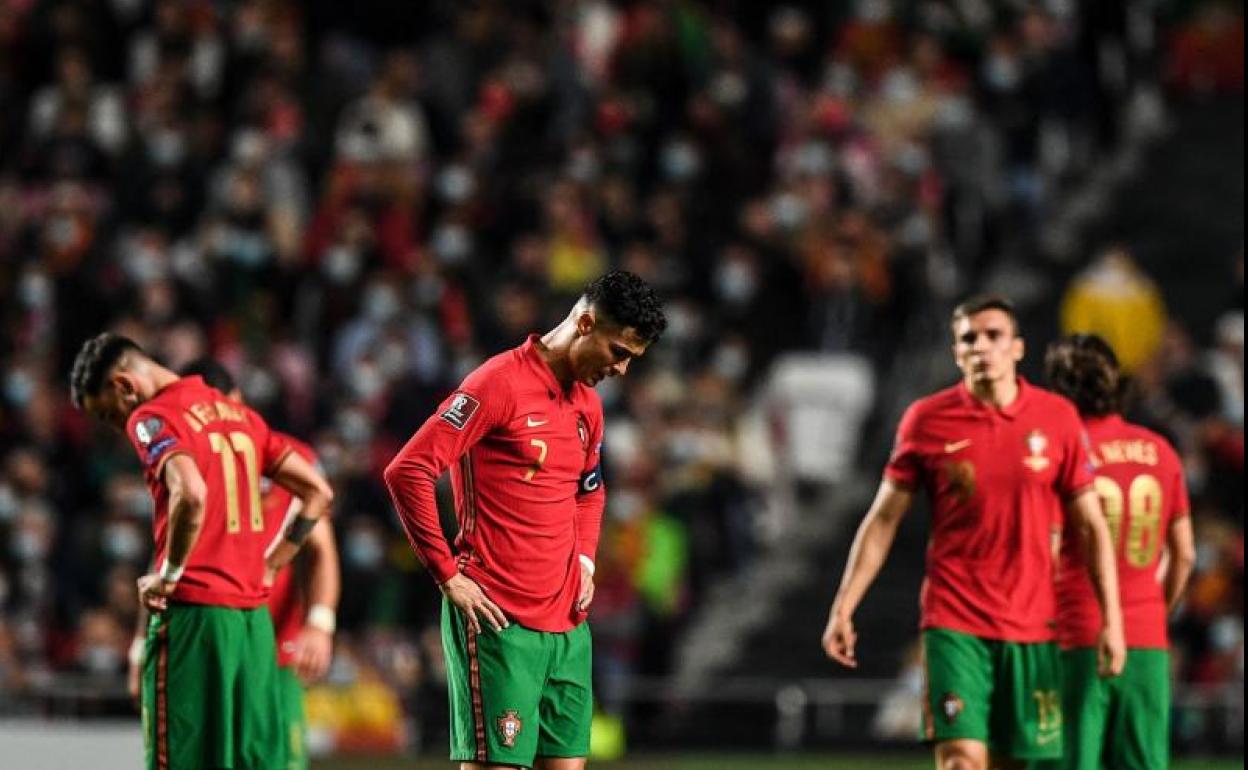 Cristiano Ronaldo, abatido junto a sus compañeros de Portugal tras la derrota frente a Serbia.