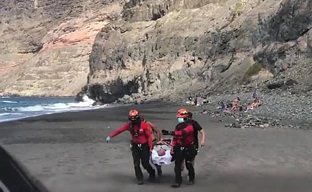 El helicóptero del GES rescata a un hombre accidentado en GuGuy