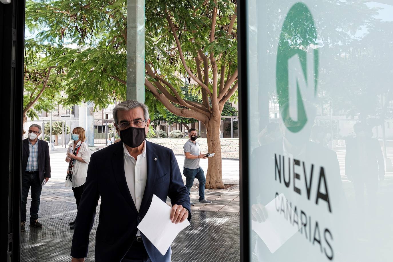 El presidente de NC, Román Rodríguez, entrando en la sede de su partido. 