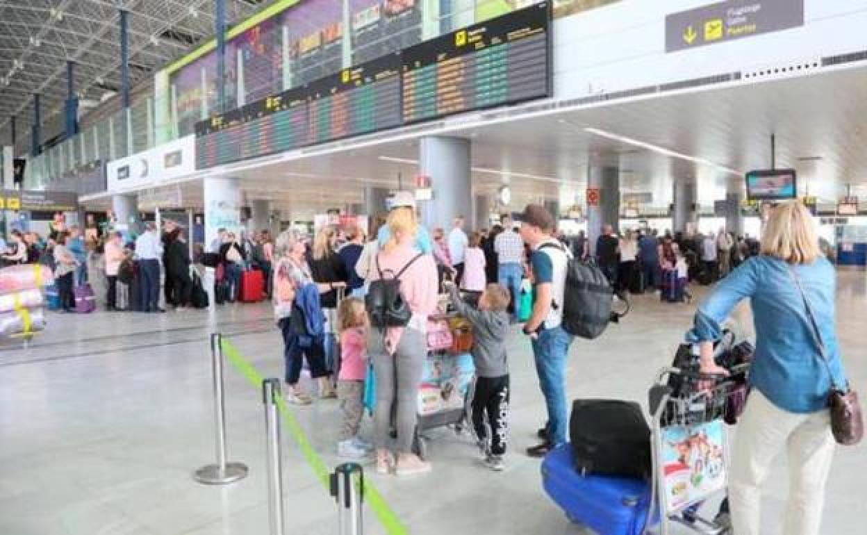 Colas de turistas en facturación del aeropuerto antes de la pandemia. 