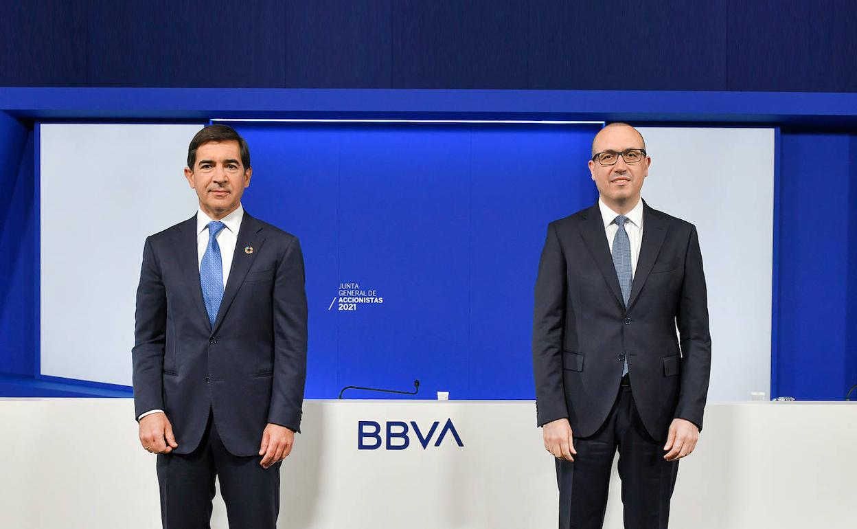 El presidenet de BBVA, Carlos Torres, junto al consejero delegado de la entidad, Onur Genç. 