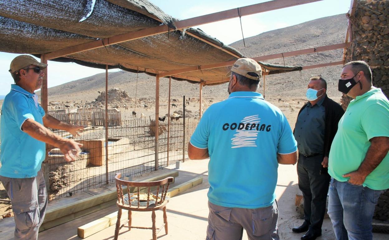 El alcalde visita la obra de la pérgola ganadera. 