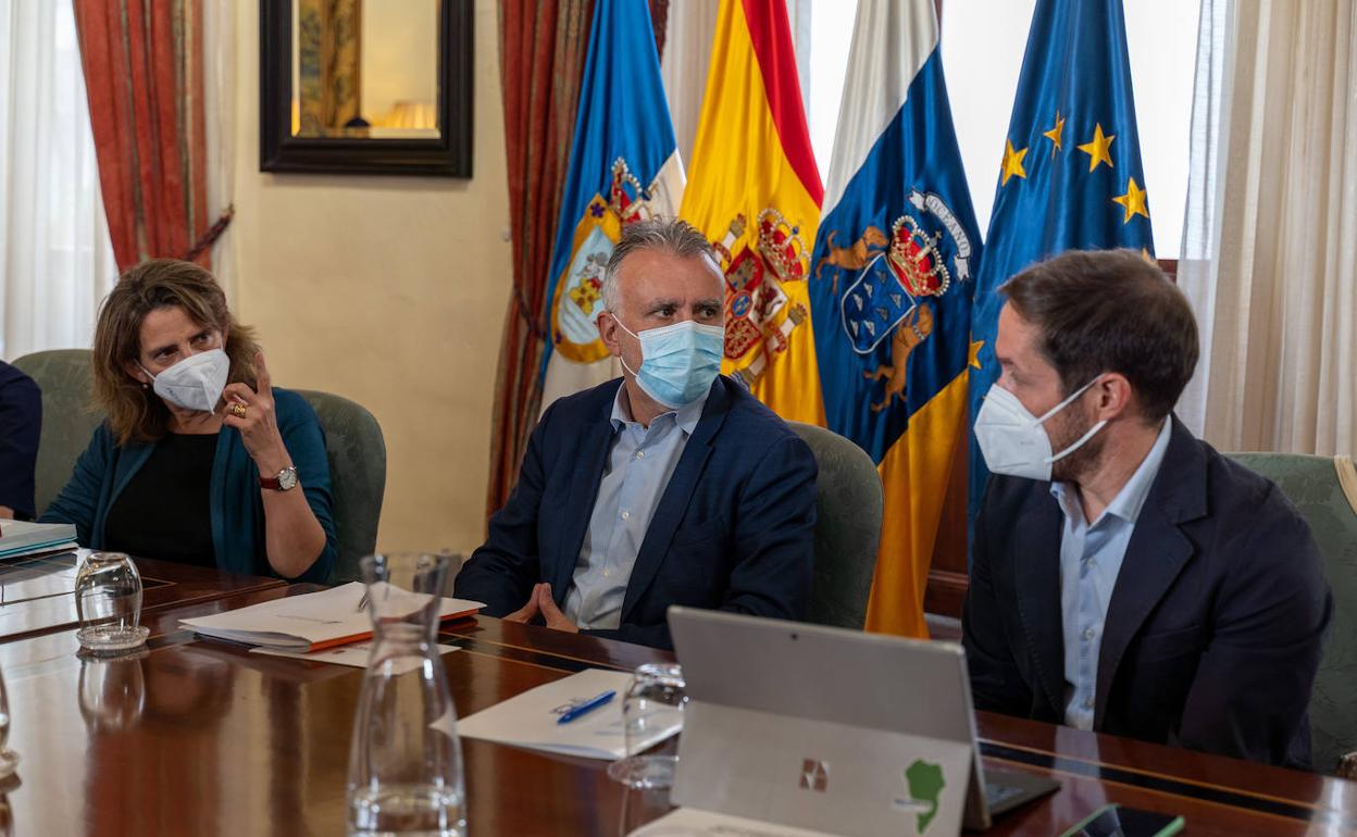 Teresa Ribera, Ángel Víctor Torres y Mariano Hernádez. 