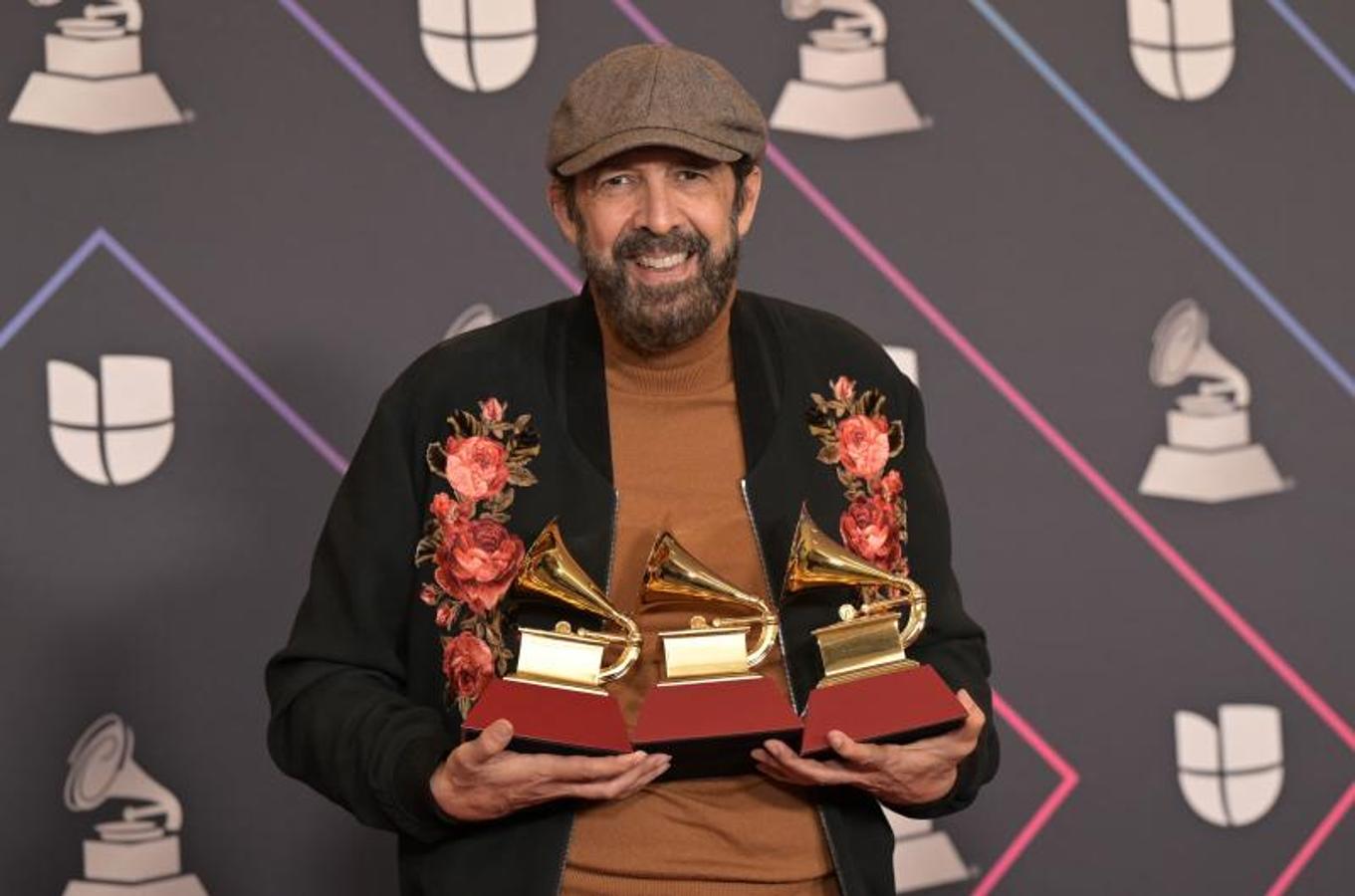Juan Luis Guerra posa con sus tres premios.
