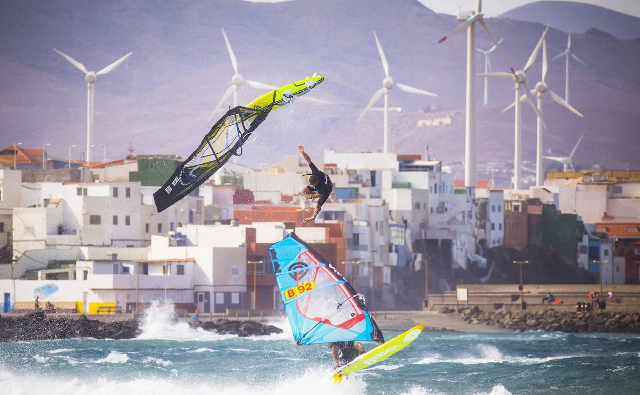 Participantes en el Mundial de Windsurf que acoge la playa de Pozo Izquierdo y aerogeneradores terrestres al fondo. 