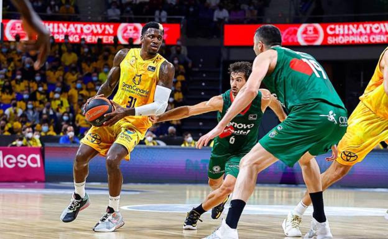 Ennis protege el balón ante Fitipaldo y Shermadini en una acción del encuentro. 