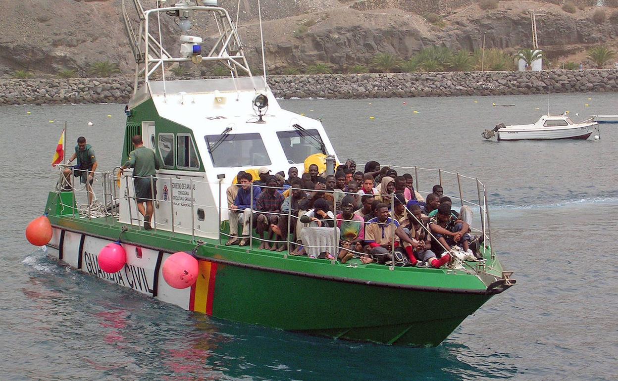 Foto de archivo de inmigrantes rescatados por la Guardia Civil. 