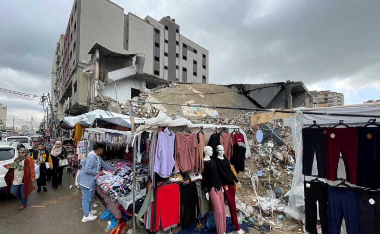 Escombros de una tienda que fue destruida por los ataques aéreos israelíes durante una pelea entre Israel y Palestina en mayo del año pasado 