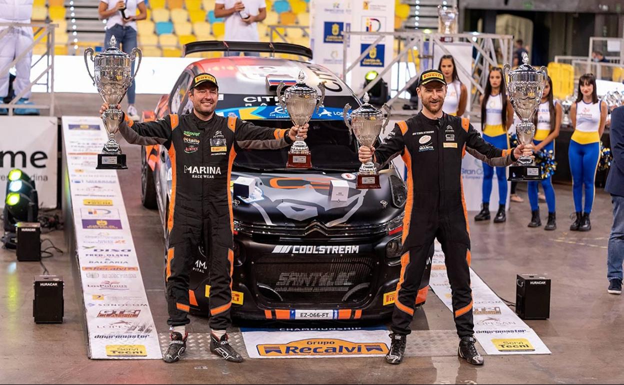 Muy queridos por la afición canaria, Lukyanuk y Arnautov firmaron su cuarto triunfo en el Rally Islas Canarias. En la imagen celebran su nuevo triunfo en la isla. 