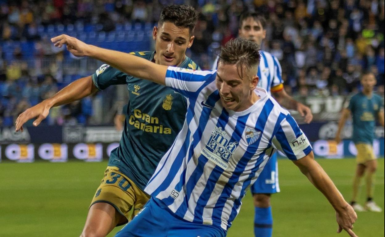 Sergi Cardona trata de robarle la pelota a Paulino, el del piscinazo, en el encuentro en Málaga. 