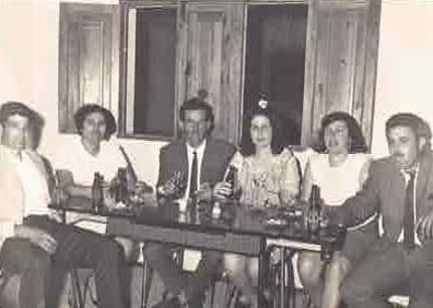 Imagen secundaria 1 - Algunas de las imágenes cedidas por los vecinos. La principal de arriba recoge un momento de la construcción de la iglesia que hubo en el poblado y que ya fue demolida. 