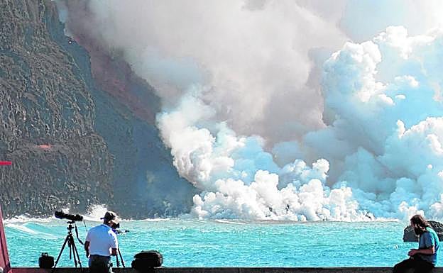 Personas curiosas acudieron ayer al puerto de Tazacorte para fotografiar y contemplar el nacimiento de una nueva fajana en la costa palmera. 
