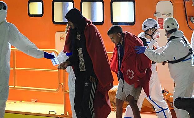 Más de 400 inmigrantes rescatados de diez pateras este lunes en Canarias