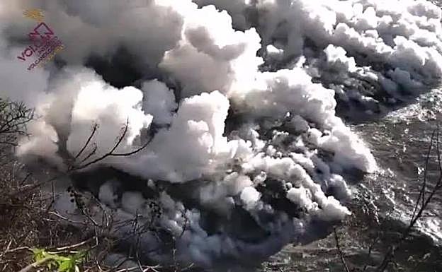 Vídeo. Así entra en el mar la lava de la colada 7