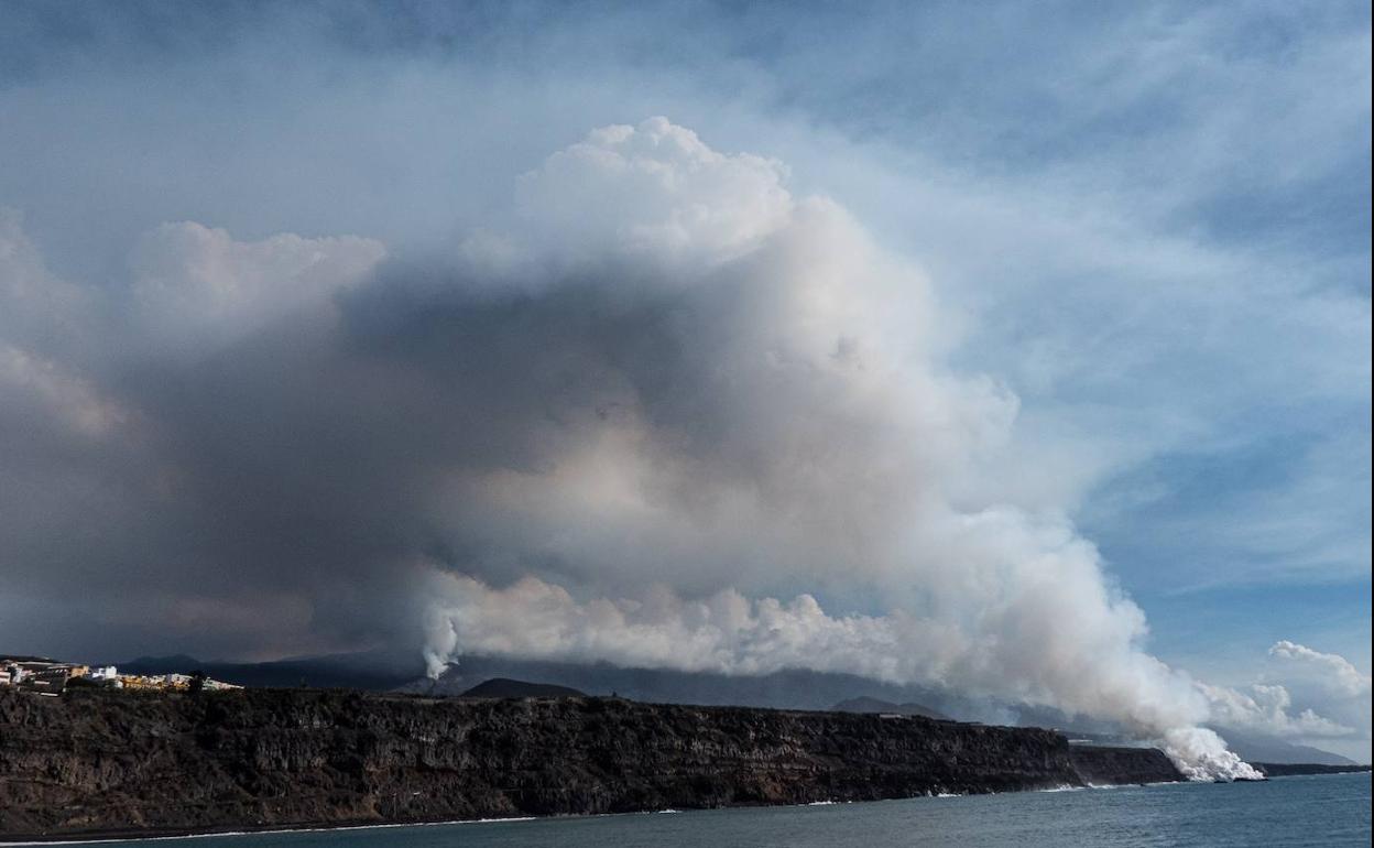 El viento desplaza la nube de ceniza hacia el este de La Palma 