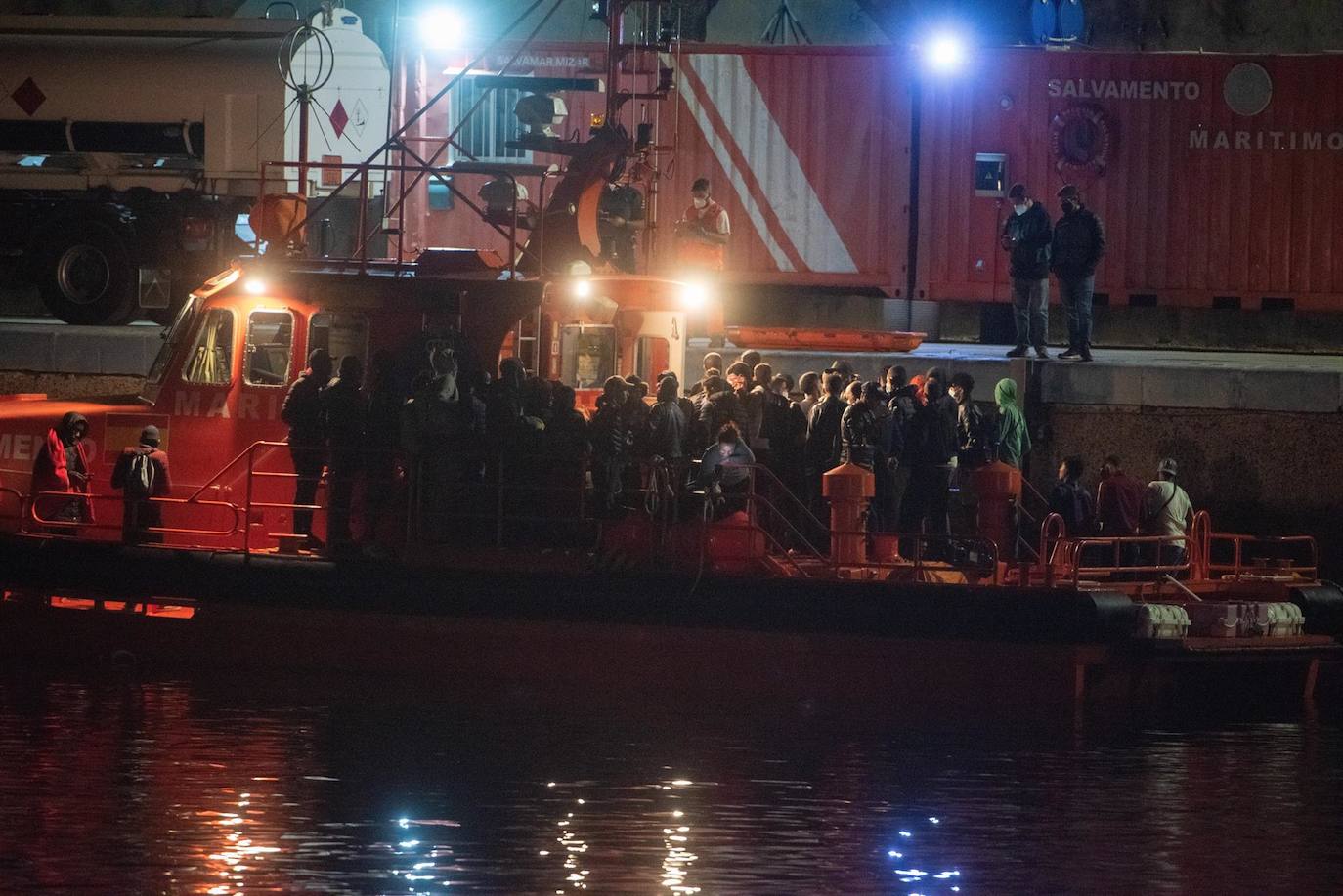 Fotos: Salvamento Marítimo rescata a 105 personas de dos pateras en aguas de Fuerteventura