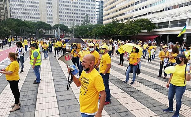 Los interinos volvieron a protestar ayer a las puertas de Presidencia del Gobierno. 