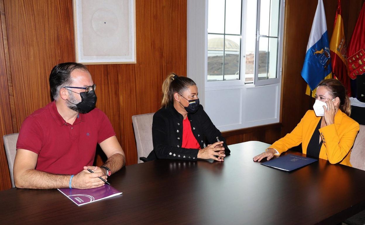Encuentro de Corujo con los dos consejeros de Podemos. 