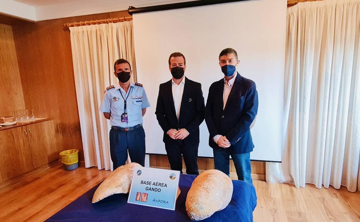 El Ejército del Aire entrega un ánfora encontrada en la bahía de Gando