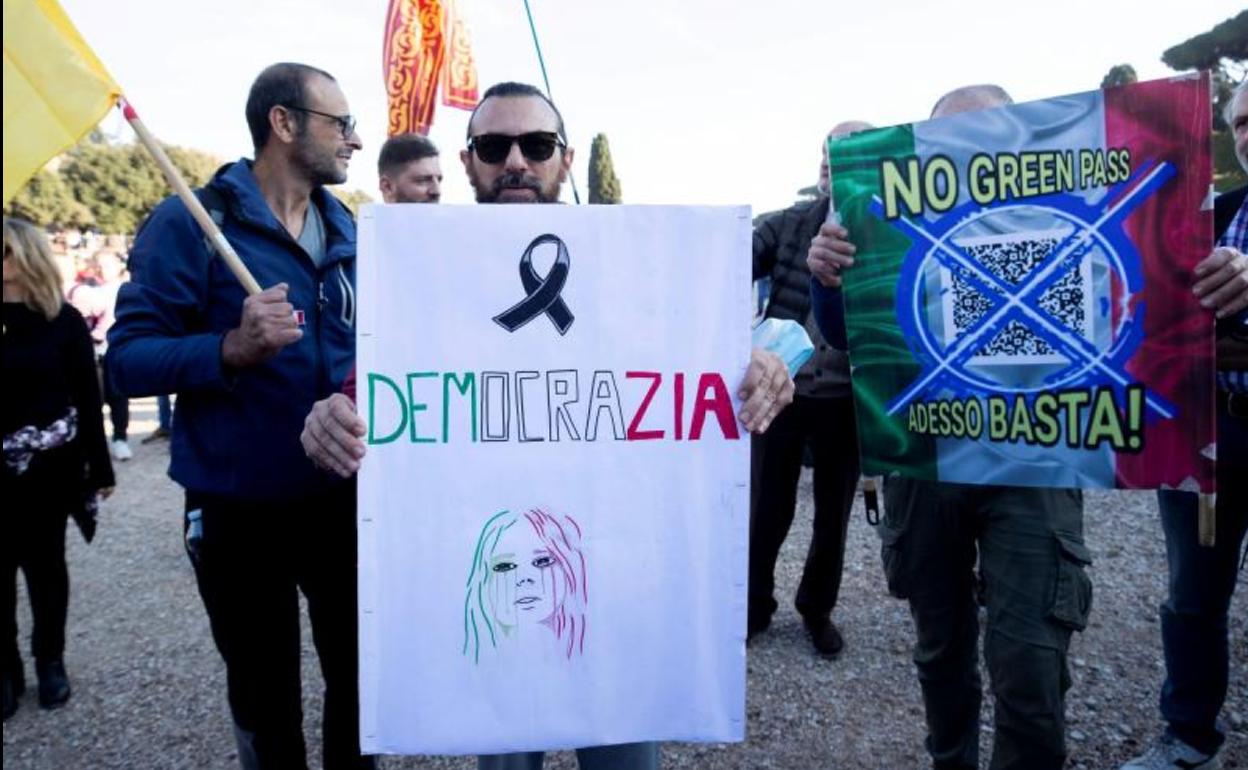 Centenares de personas protestan contra el certificado covid el pasado fin de semana en Roma.